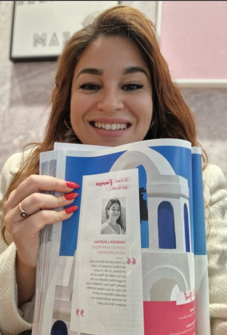 Vanessa Loustau présentant son interview dans un magazine du tourisme