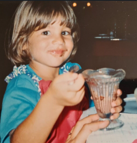 Vanessa Loustau enfant dégustant une glace
